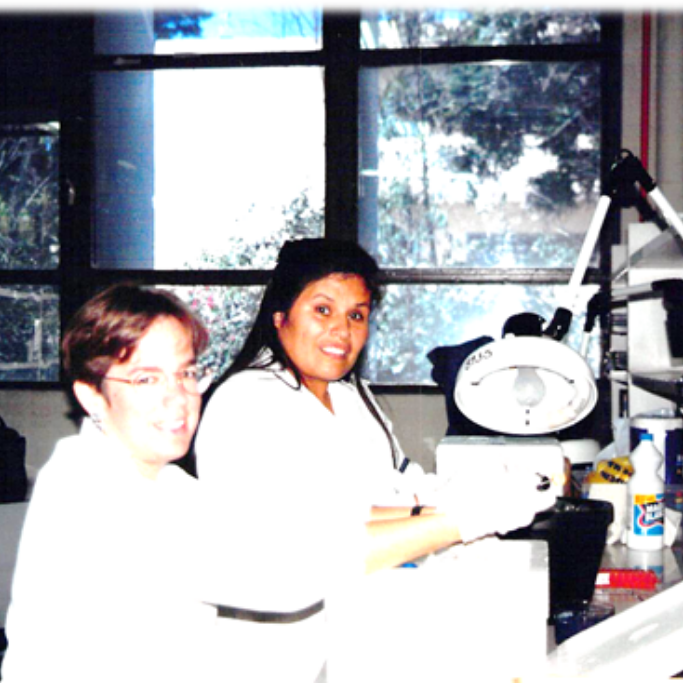 Patricia Dorn y Carlota Monroy en laboratorio